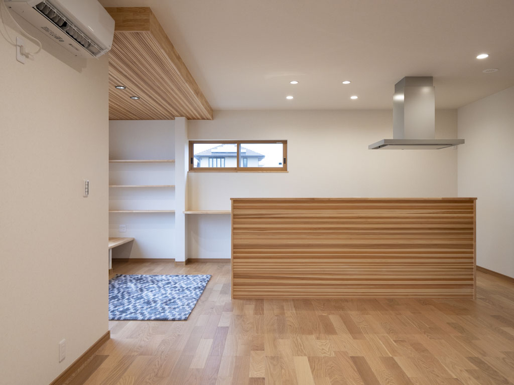 ダイニングスペース、キッチンカウンターの仕上げ材に、リブ加工の羽目板を採用し、少し遊び心を取り入れた内装デザインになっています。