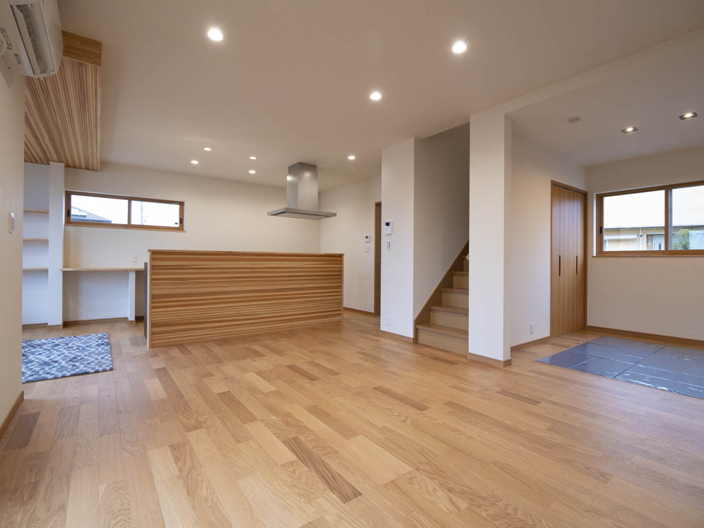 ダイニング、キッチン、リビング、和室に仕切りを設けず、大空間のLDK を採用しました。 仕切りのない空間は家族で共有でき、使い勝手が良く、くつろげる憩いのスペースです。