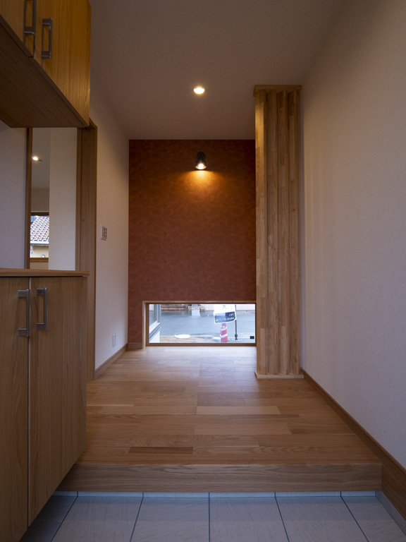 “却々の家”の顔となる玄関はべんがら色と地窓から見える箱庭がアクセントになる空間にしました。 トイレからの目隠しに斜め格子を使い、和の空間を楽しむと同時に、プライバシーも守れる 空間デザインになっています。 外観の雰囲気とはまた違う温かい雰囲気をご体感下さい。