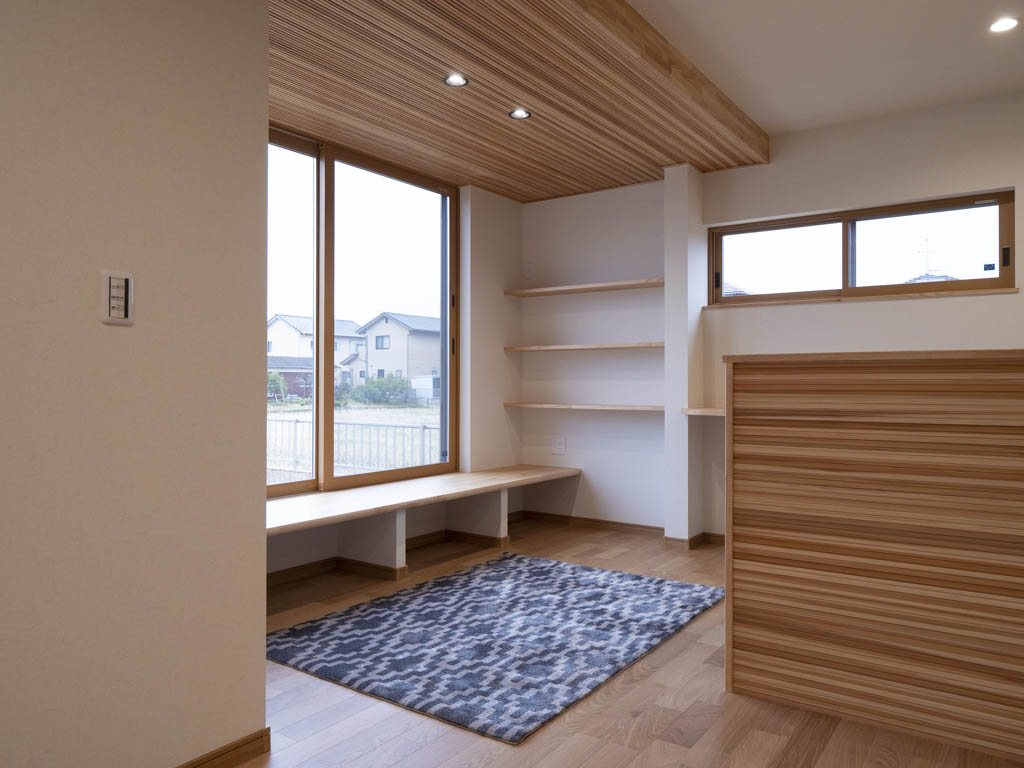 ダイニングスペースは両側に造作の棚を設置。お子さんの勉強スペース にも、お父さんの書斎スペースにも、お母さんの趣味スペースにもなる空間。 ベンチ下も収納スペースになります。