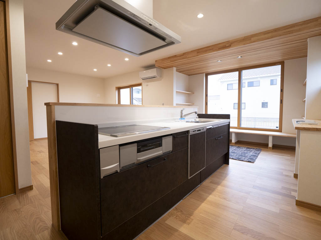 キッチンはpanasonic 製のラクシーナを採用。忙しいお母さんの為に、 料理のしやすさ、掃除などのお手入れを最優先に考えました。 panasonic ならではの使い勝手の良いキッチンです。