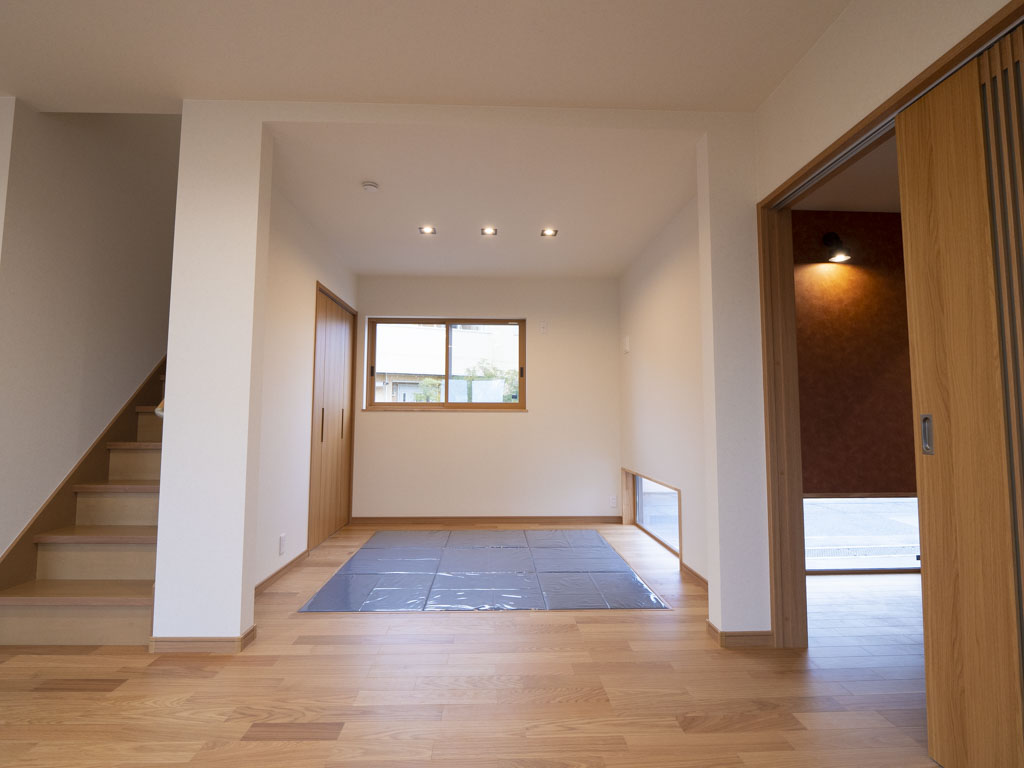 “却々の家”では、和室との仕切りを設けず、リビングとして一空間にまとめてしまいました。 お子様のお昼寝、洗濯物をたたむスペースなど、現代の生活に合った和室の使い方をご提案いたします。