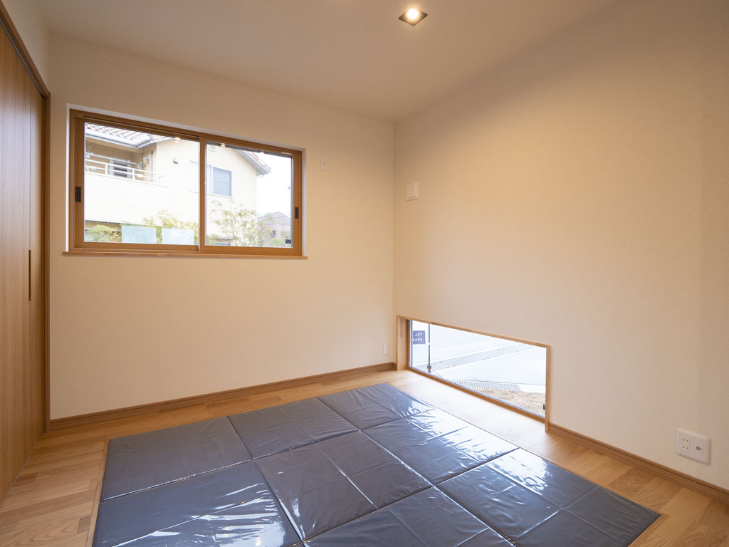 畳にはい草の風合いはそのままに安全性、耐久性、快適性等高い機能性を持たせたセキスイの「MIGUSA」を採用。 インディゴカラーは部屋のアクセントカラーになります。 また、地窓を採用し、いつでも外の空間を愉しめるスペースにしました。