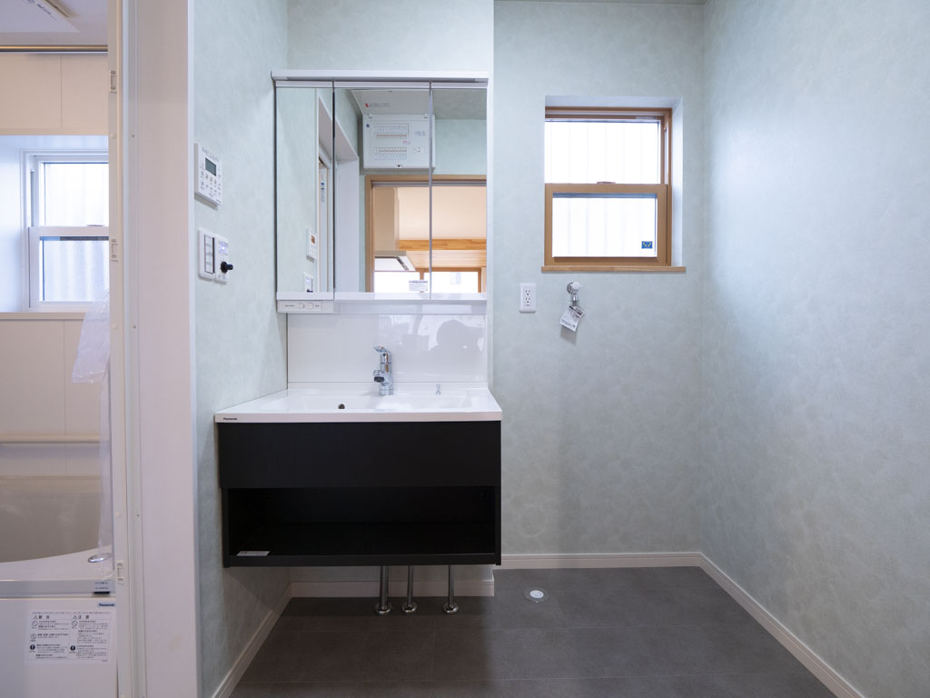 フロートオープンタイプの洗面ドレッシングを採用しました。 収納力はそのままに、造作洗面台のようなデザインが魅力的なモデルです。 カラーは最上級グレードのブラックオーク柄になっています。