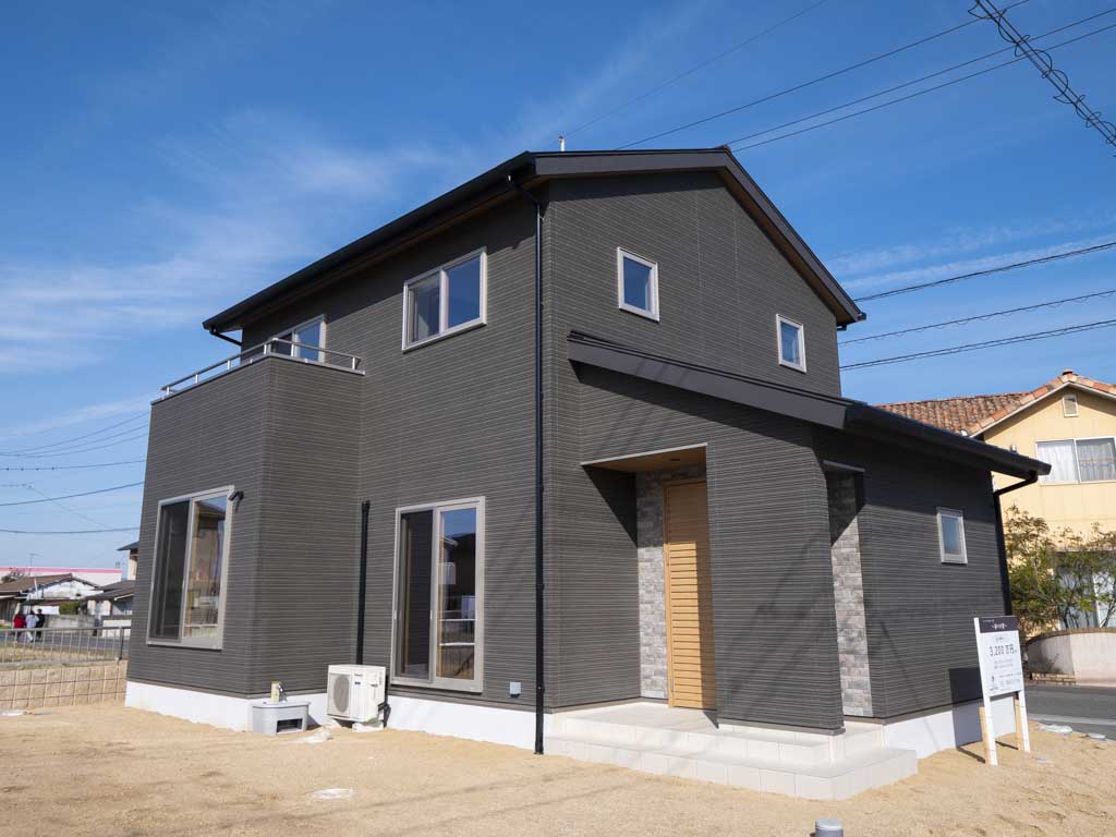 内装の温かい雰囲気に対し、外装はブラックを基調とした、スタイリッシュなデザインに仕上げました。 外と中のギャップを楽しんでいただけます。