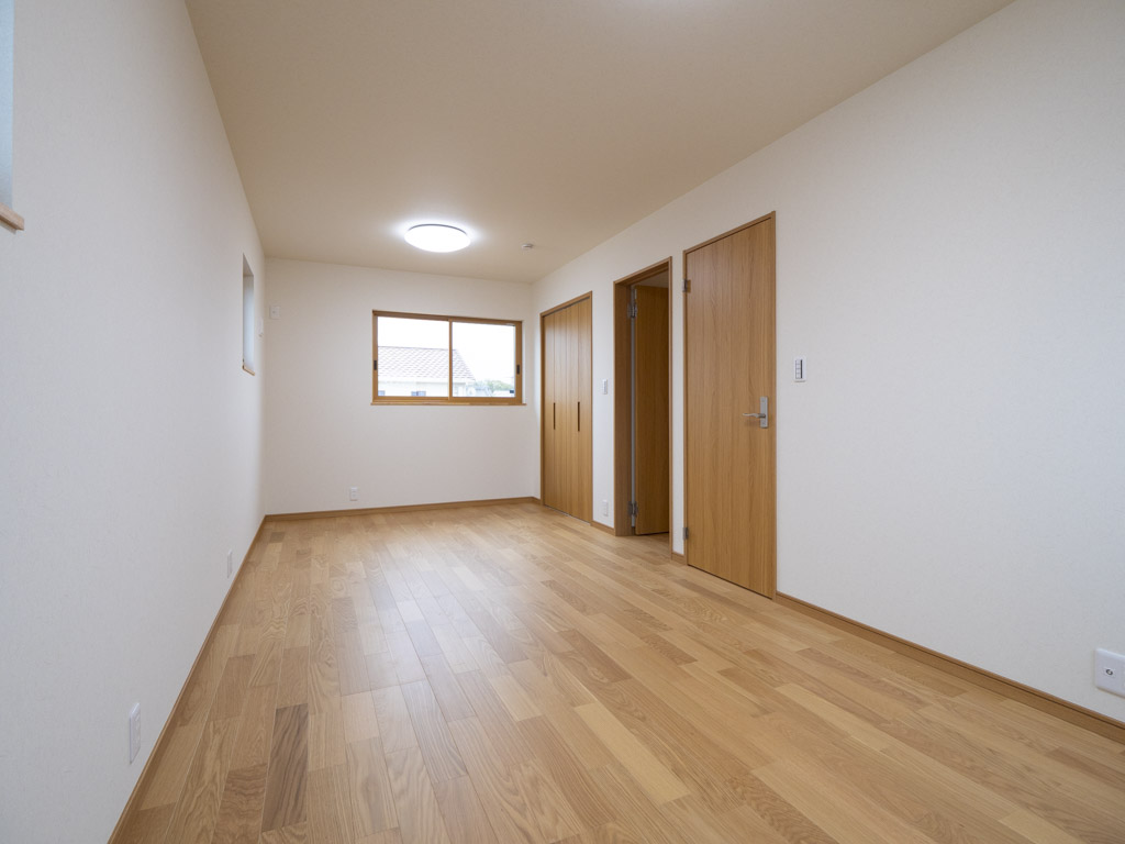 お子様の成長に合わせて、部屋を仕切ることが出来る子供室。 お子様が小さいときは広い空間として使うことが出来ます。